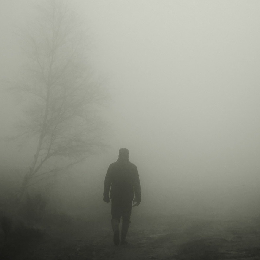 Человек в тумане идёт по дороге